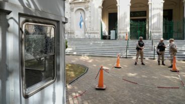 El disparo atravesó los vidrios laterales de la garita de seguridad.