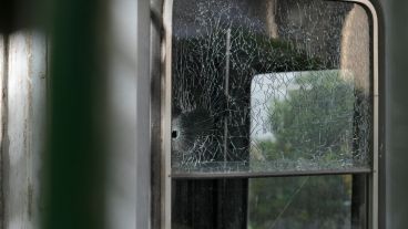 El disparo atravesó los vidrios laterales de la garita de seguridad.