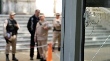 El disparo atravesó los vidrios laterales de la garita de seguridad.