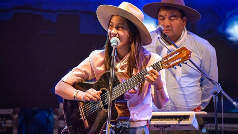 La vocalista del grupo de chamamé 