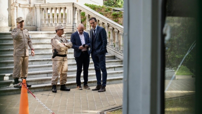 El disparo atravesó los vidrios laterales de la garita de seguridad.