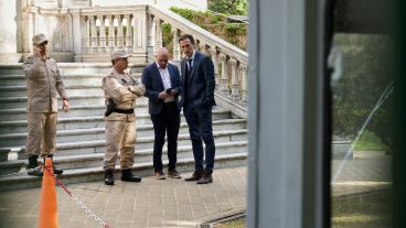 El disparo atravesó los vidrios laterales de la garita de seguridad.