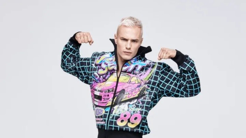 La cápsula contiene guiños a la década del '80 así como al mundo del automovilismo