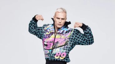 La cápsula contiene guiños a la década del '80 así como al mundo del automovilismo