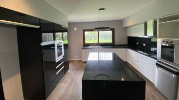 Los materiales con acabado brillante son la mejor opción para modernizar estos espacios