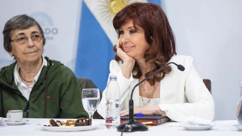 La exmandataria durante su encuentro con los religiosos.