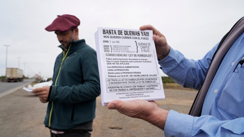 La marcha en el puente en contra de la Ley de Humedales