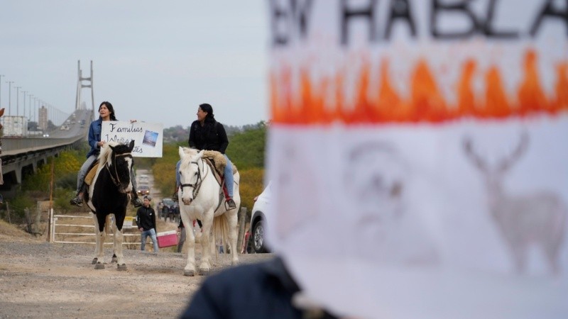 La marcha en el puente en contra de la Ley de Humedales