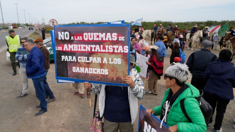 La marcha en el puente en contra de la Ley de Humedales
