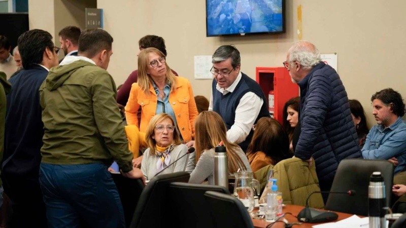Germán Martínez, como presidente del bloque oficialista, firmó la postergación del debate.