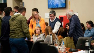 Germán Martínez, como presidente del bloque oficialista, firmó la postergación del debate.