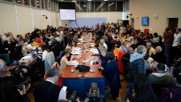 La reunión de tres comisiones abrió el debate el jueves pasado. El cuarto intermedio se dilata.
