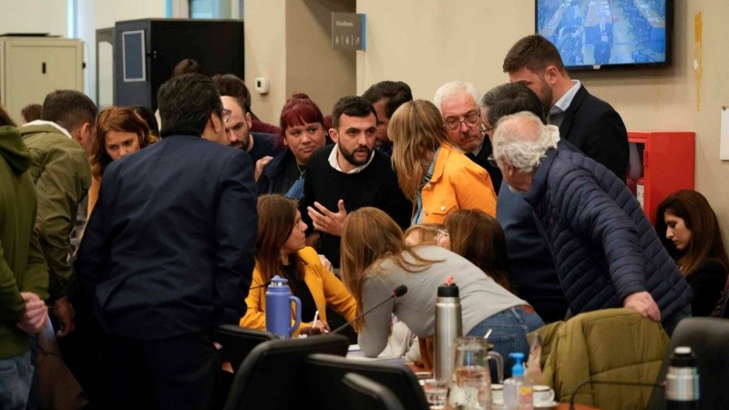 Grosso, en el centro de charla con otros legisladores del plenario del jueves pasado.