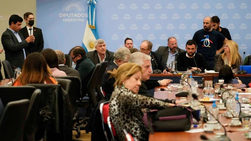 Buryaile, a la izquierda, cuando pide el cuarto intermedio. Grosso, a la derecha, lo escucha serio.