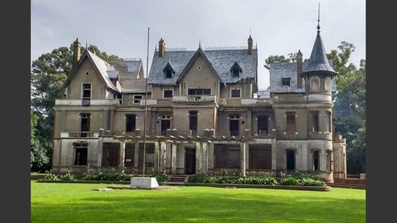 El emblemático edificio cuenta con 77 habitaciones, 14 baños y dos cocinas