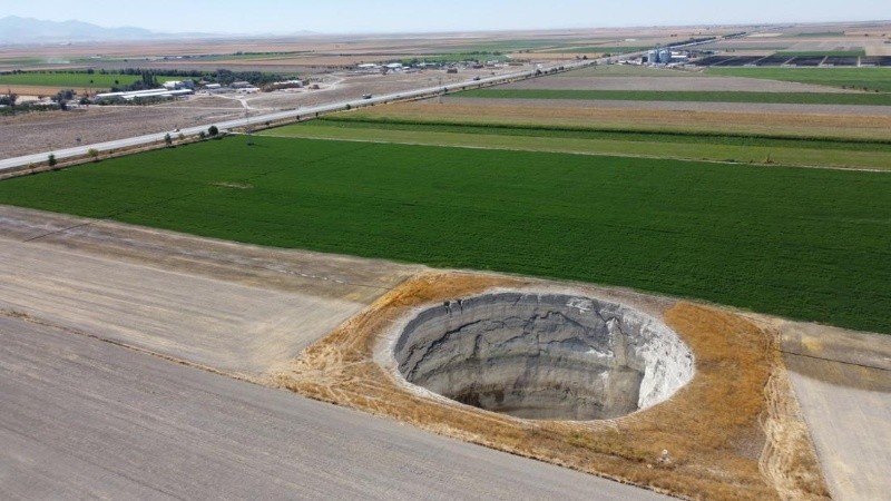 Experto explicó que el número total de socavones en el país ronda los 2.600. 