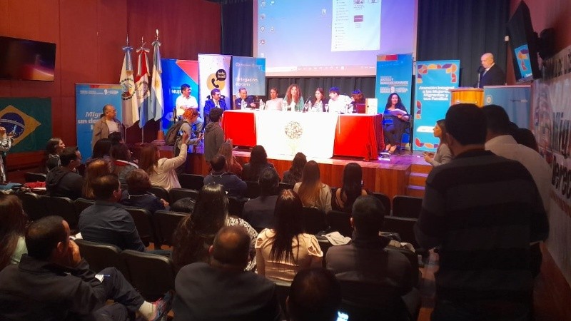 La mesa inaugural este viernes a la mañana, con Giustiniani, Donda y referentes de Migraciones.