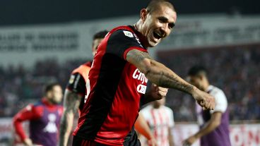 Velázquez festeja la victoria leprosa en Santa Fe.