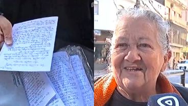 Beatriz habló con Telenoche desde una de las esquinas donde suele vender sus cuentos.