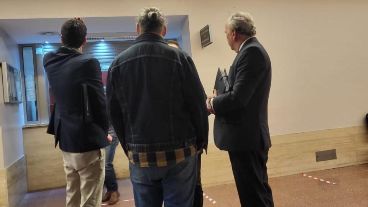 Luis Herrera (a la derecha) en uno de sus habituales "desfiles" por los tribunales provinciales