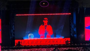 Fuego en la estructura del escenario de Daddy Yankee.