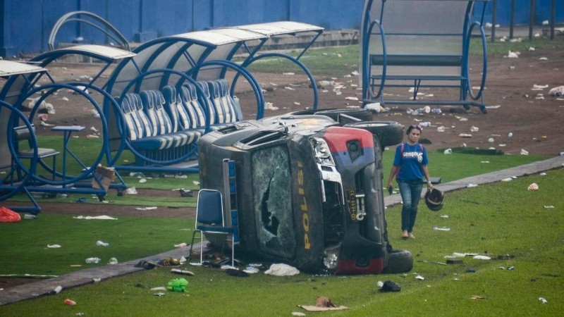 Así quedó uno de los arcos del estadio de Kanjuruhan (Indonesia) tras los incidentes.