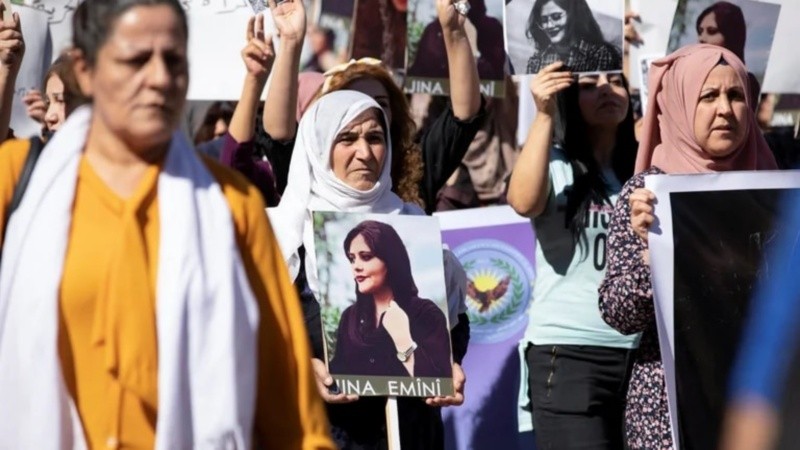 Mujeres portan fotos durante una protesta por la muerte de la mujer kurda de 22 años Mahsa Amini en Irán.