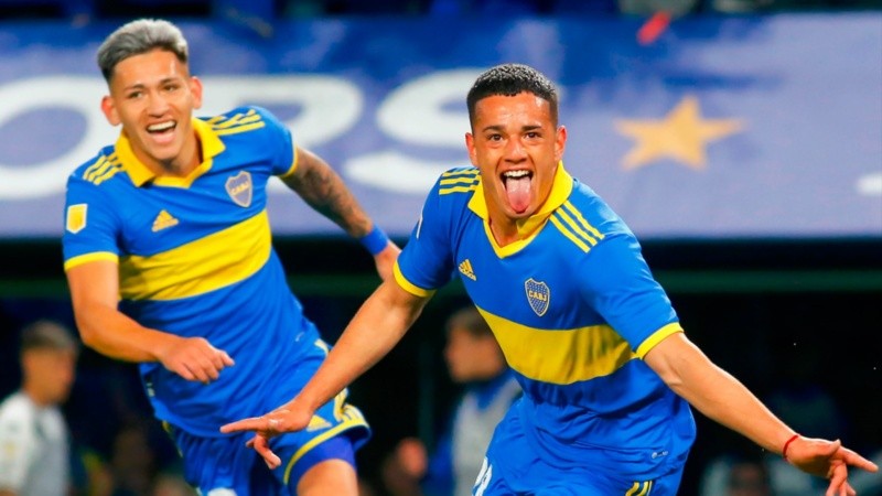 El pibe Morales grita con todo su primer gol en la Bombonera.