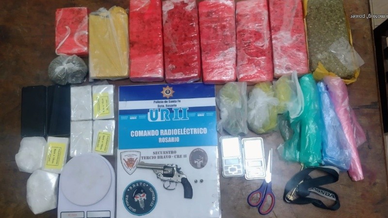 Los elementos secuestrados en el operativo policial.