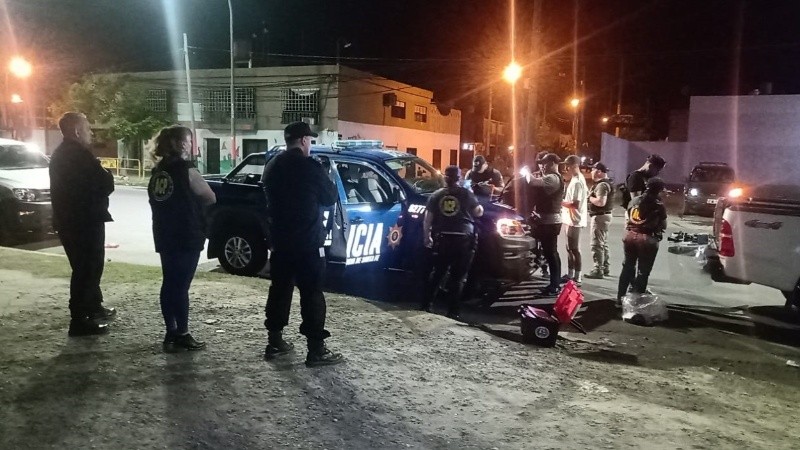 Los agentes fueron detenidos en la noche de este lunes en Ayacucho al 6800.