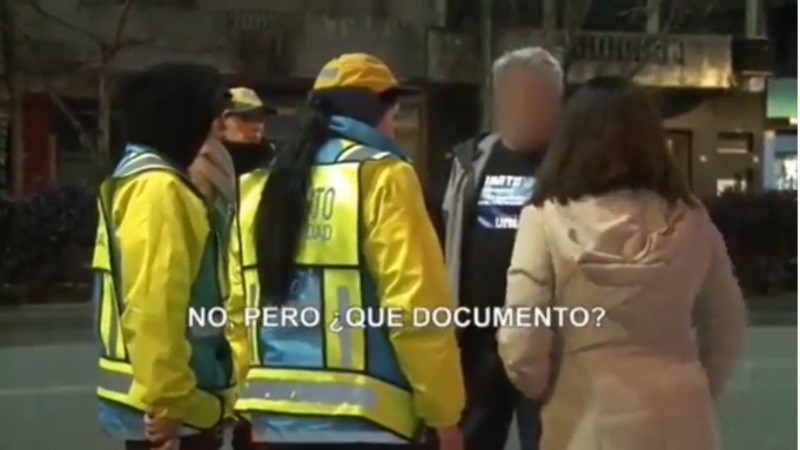 Luego de intercambiar palabras con las agentes de tránsito, el hombre se fue caminando. 