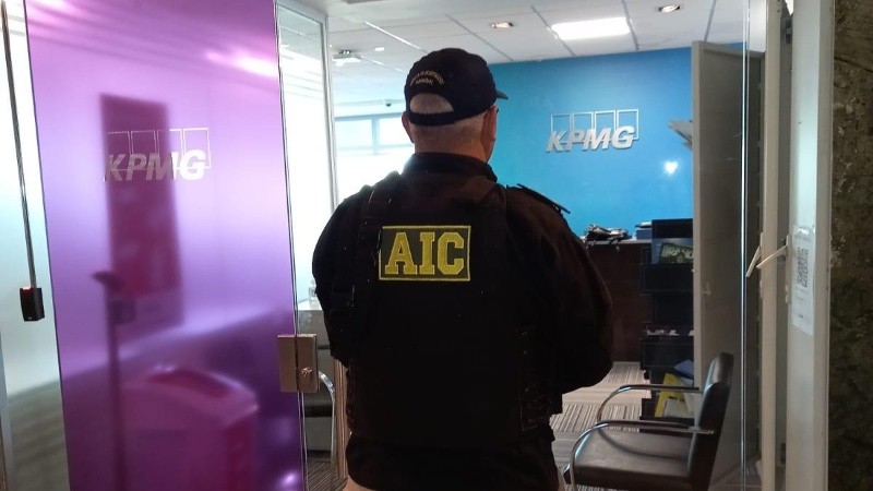 Efectivos de la Agencia de Investigación Criminal (AIC) en las oficinas locales de KPMG