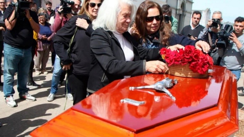 Mónica y Sandra en el entierro de César Mascetti (RS Fotos)