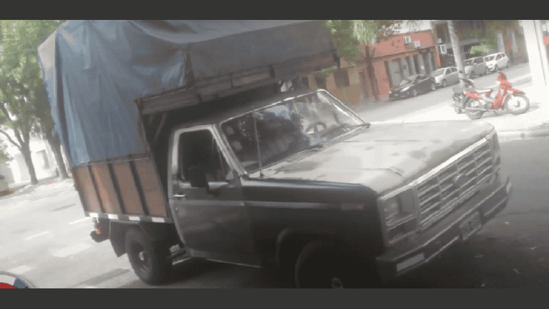 La camioneta Ford color marrón, con el capó blanco y una puerta verde, que la víctima intenta recuperar.