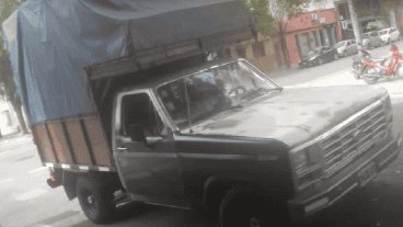 La camioneta Ford color marrón, con el capó blanco y una puerta verde, que la víctima intenta recuperar.