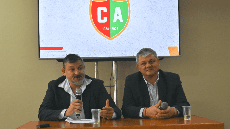 Diego Lavezzi y el intendente de Villa Gobernador Gálvez Alberto Ricci participaron de la conferencia de prensa previa a la inauguración.