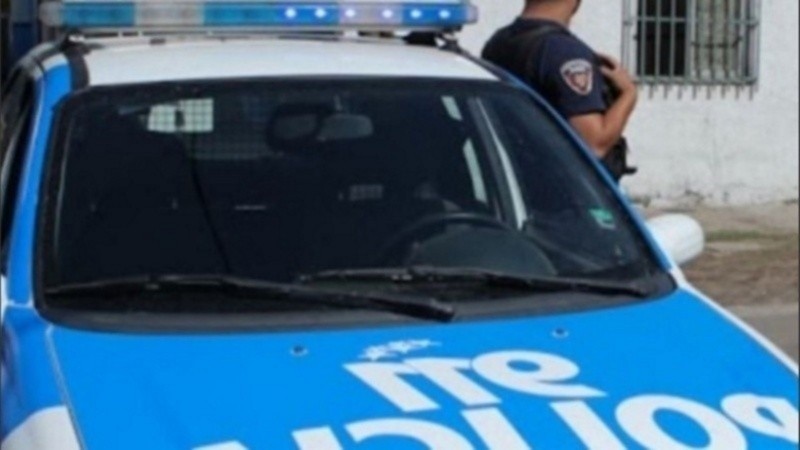 La policía detuvo a un hombre que tenía pedido de captura por un crimen.