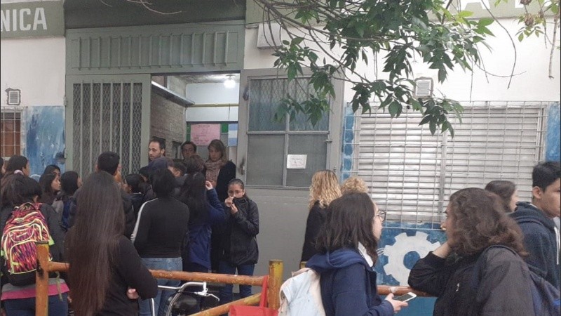 “Acosa a las chicas, les dice cosas desubicadas