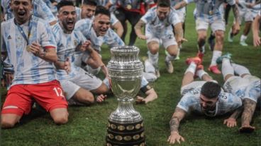 La "vieja guardia" de la selección argentina saludó a los flamantes campeones de la Copa América 2021. (@Argentina)