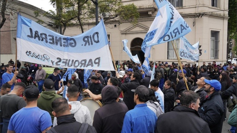 Los trabajadores piden herramientas, ropa, baños acordes y hasta semillas. 