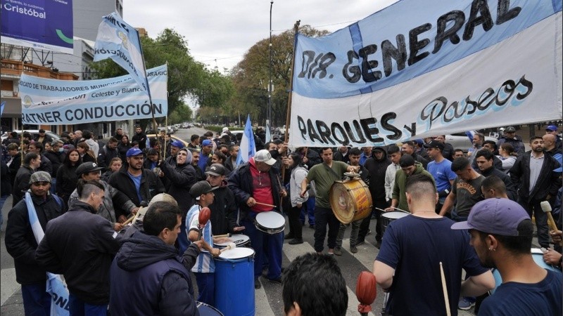 Los trabajadores piden herramientas, ropa, baños acordes y hasta semillas. 