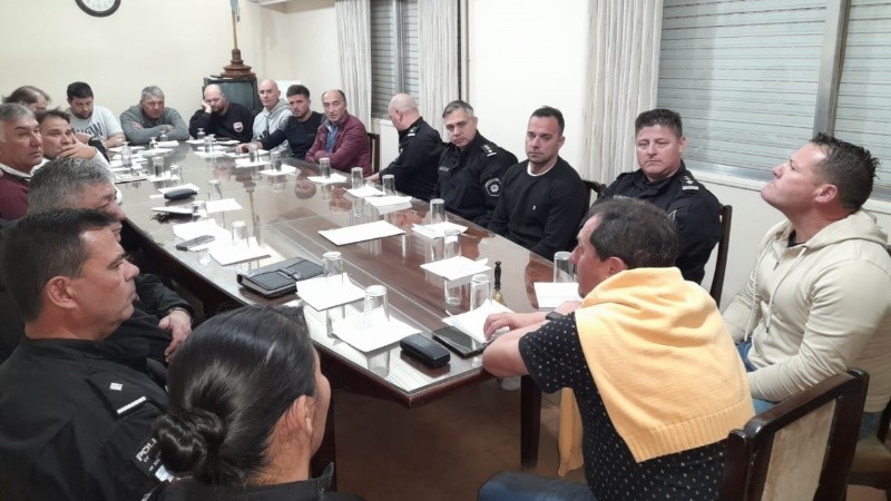 Una reciente reunión en la Liga Casildense por seguridad, con el presidente Ocanto, directivos de clubes y jefes policiales