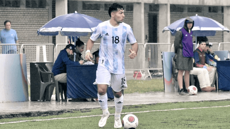 El futbolista de Newell's Perez Tica fue titular ante Colombia.