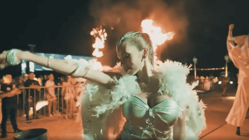 Una de las fiestas en los paradores que están sobre un humedal protegido.