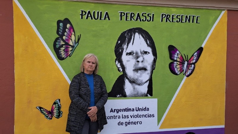 Alicia junto al mural terminado. 