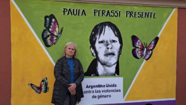 Alicia junto al mural terminado.