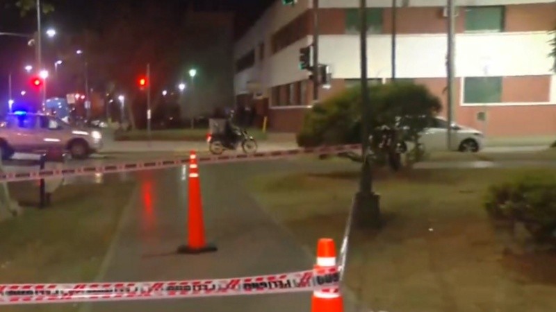 El crimen ocurrió en plaza Alberdi, frente al hospital.