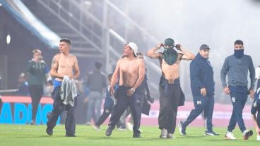 La policía empezó a contenerlos con postas de goma y gases lacrimógenos