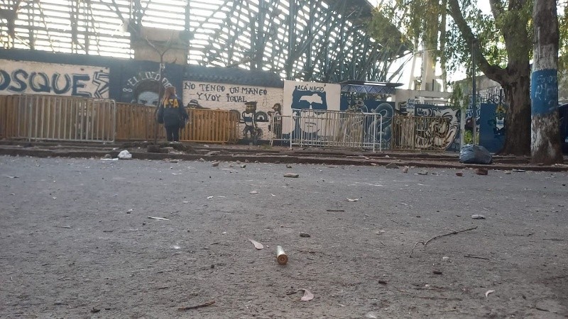 Así quedaron las inmediaciones del estadio tras la represión policial.