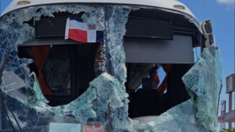Así quedó el micro siniestrado en Punta Cana.